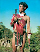 Mann der Sangtam-Naga in festlicher Kleidung