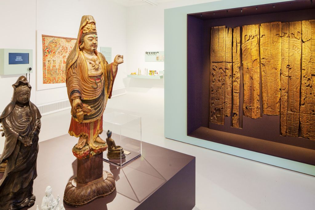 Im Museum der Kulturen wird der Bodhisattva Avalokiteshvara in vielen Unterschiedlichen Formen gezeigt.