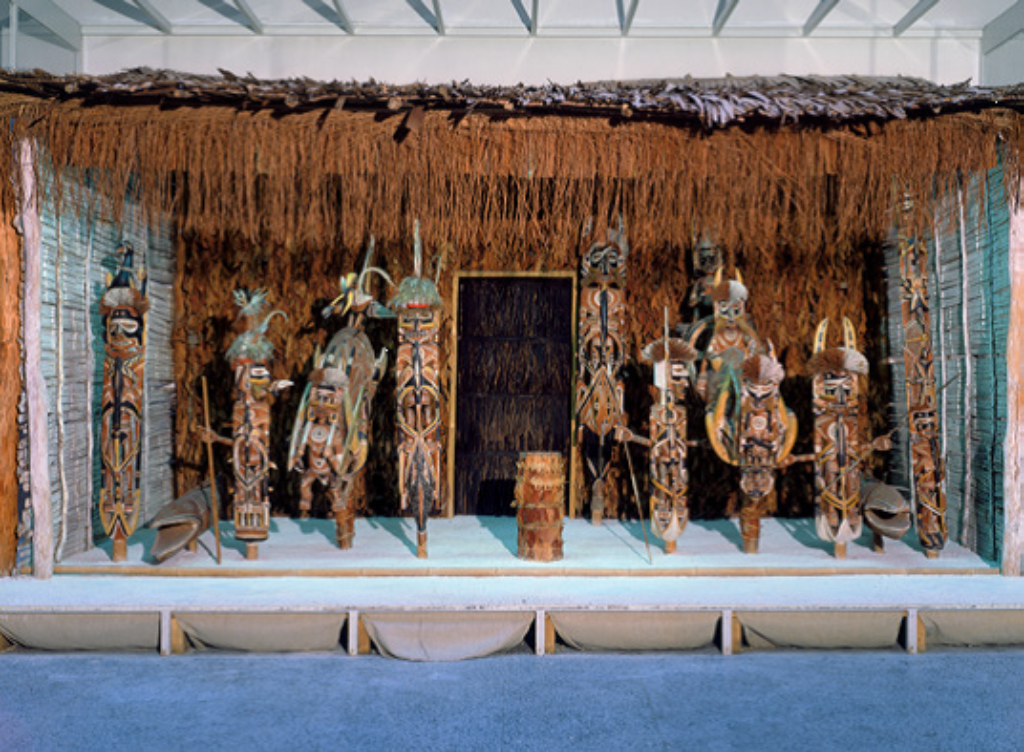 Umfangreiche Baumassnahmen ermöglichten eine Neuaufstellung der Sammlungen. Im Bild sieht man einen Blick auf die damalige Dauerausstellung "Ozeanien". Objektübergreifende Spannung versprach man sich von den «Malanggan-Skulpturen in Schauhütte, hergestellt zur Verabschiedung von 12 verstorbenen Dorfmitgliedern» aus Papua-Neuguinea.