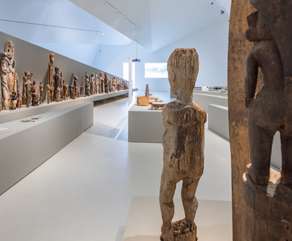 2017/2018 thematisierte das Museum die weltweite Migration. In der Ausstellung wurden neun Beispiele von Migrationsprozessen gezeigt. Eine Installation von 111 Figuren betrachtete und kommentierte diese – als Migranten. 