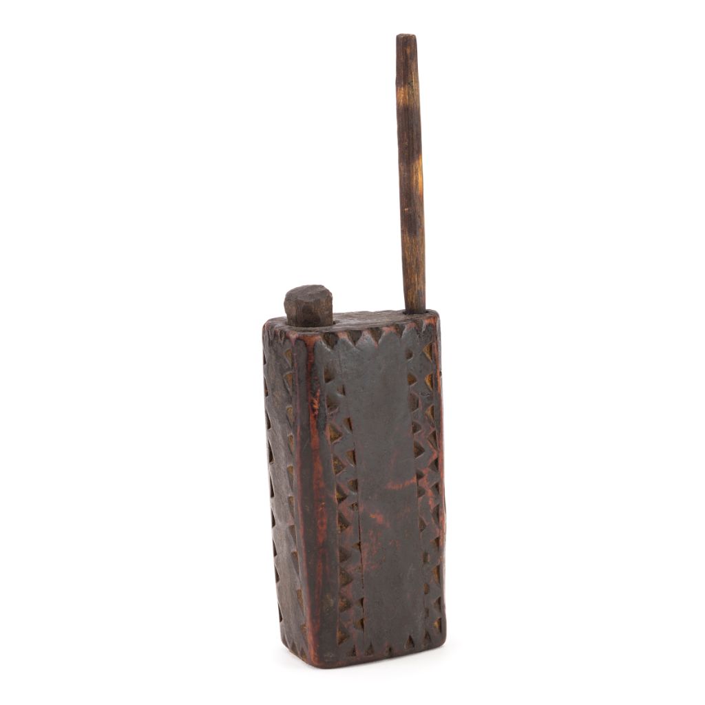 Das Foto zeigt ein kleines Gefäss aus dunklem Holz in der Grösse und Form eines Mobiltelefons, mit ausgefahrener Antenne.