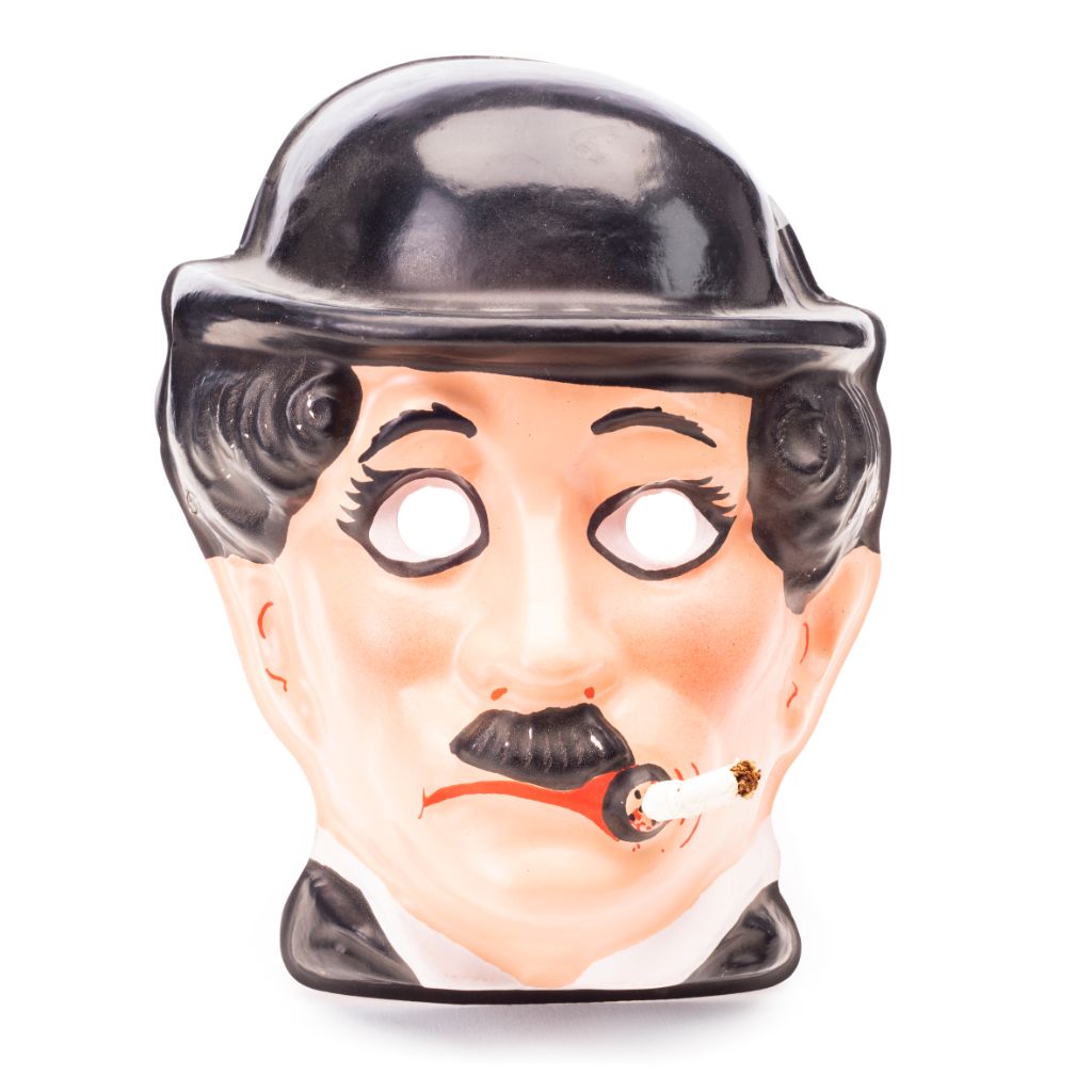 Das Bild zeigt eine Charlie-Chaplin-Maske aus Plastik mit ausgschnittenen Augen.