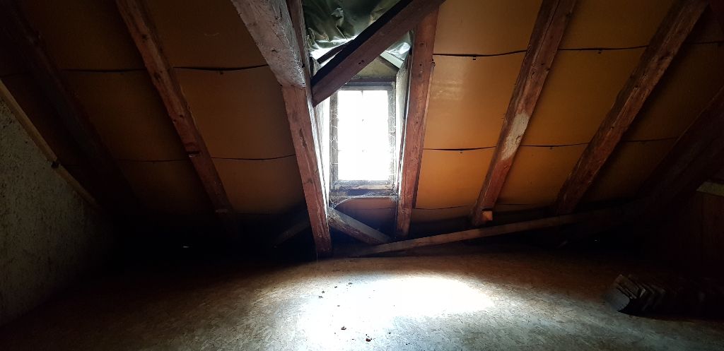 Der leere (und sehr warme) Dachstock ist gross und besitzt nur eine Handvoll Fenster. Durch diese strömt ein wenig Licht in die holzigen vier Wände.