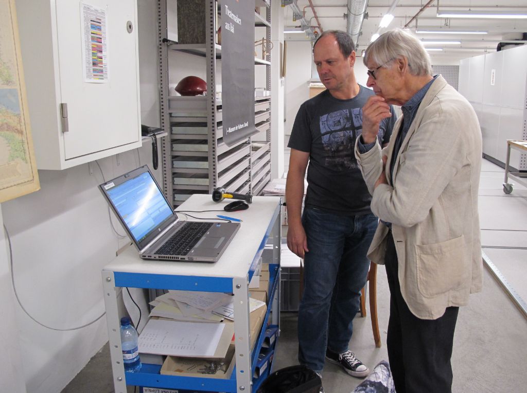 Werner Gamper und Richard Kunz stehen vor einem Laptop und schauen auf den Bildschirm