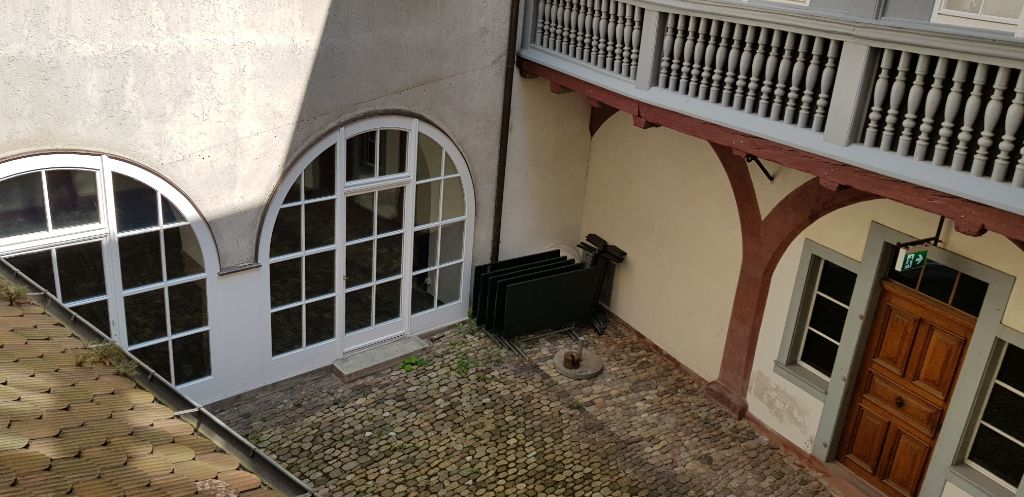 Der Blick aus einem Fenster zeigt uns einen Innenhof, der wahrhaftig einen etwas verlassenen Eindruck macht. Der Taubenhof ist klein und wird, wie auch z.B. der Rollerhof, von einem Balkon umgeben.