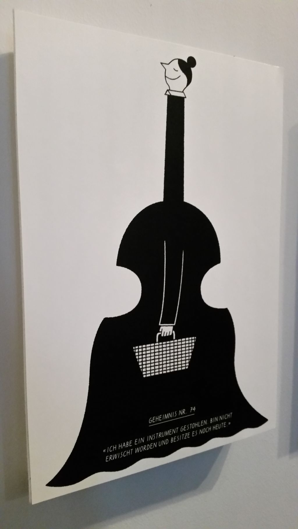 Das Bild zeigt die neuste Illustration von Till Lauer. Zu sehen ist eine Figur in Schwarz, eine Frau, die wie ein Kontrabass geformt ist.