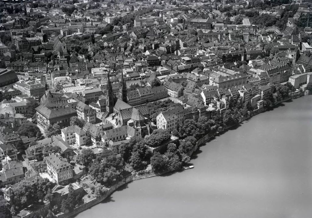 Ein Bild aus dem Jahr 1964 zeigt den Münsterplatz und den Rhein von oben. Aufgenommen wurde es aus einem Flugzeug.