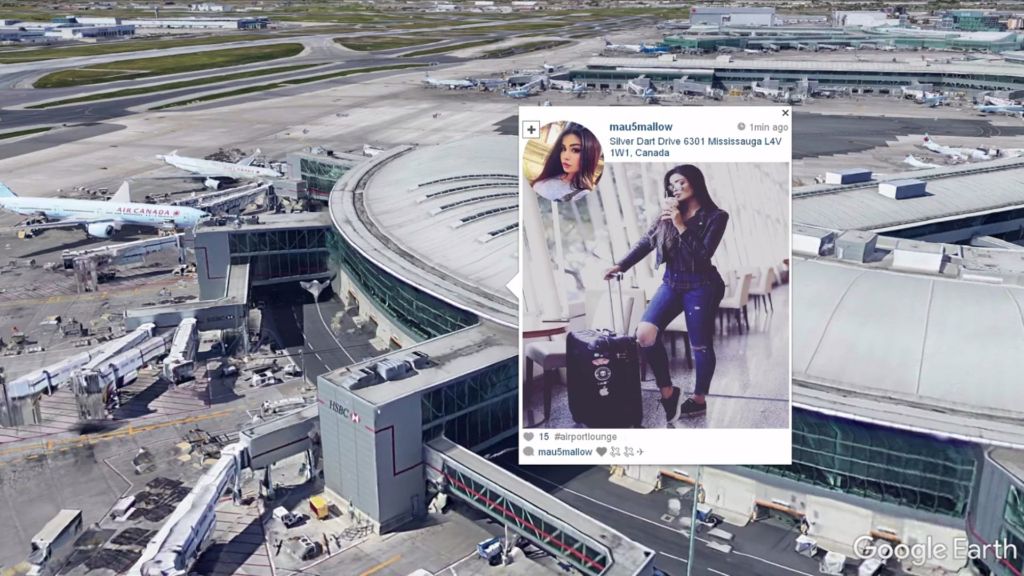 Eine Frau steht an einem kanadischen Flughafen und posiert mit einem Koffer. Dieses Bild wurde auf ihrem Instagram-Kanal, also auf Social Media, geteilt. Im Hintergrund sieht man den Flughafen, von dem aus dieses Bild in die Welt gesandt wurde.