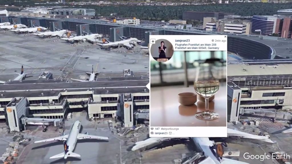 Der Instagram-Beitrag in der Mitte des Bildes beinhaltet ein Glas Weisswein. Im Hintergrund sehen wir, wie bereits vorhin, den Flughafen von dem aus das Bild geschickt wurde.