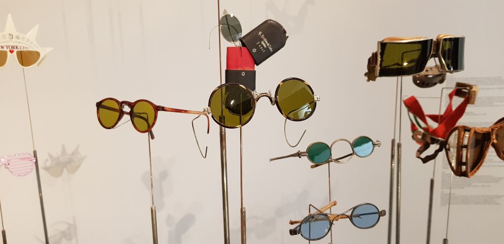 Runde, eckige und total unförmige Brillen treffen in der Ausstellung «Sonne, Mond und Sterne» aufeinander.