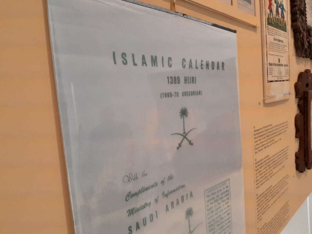 Der islamische Kalender ist in schlichtem Weiss gehalten, die Schrift ist grün.