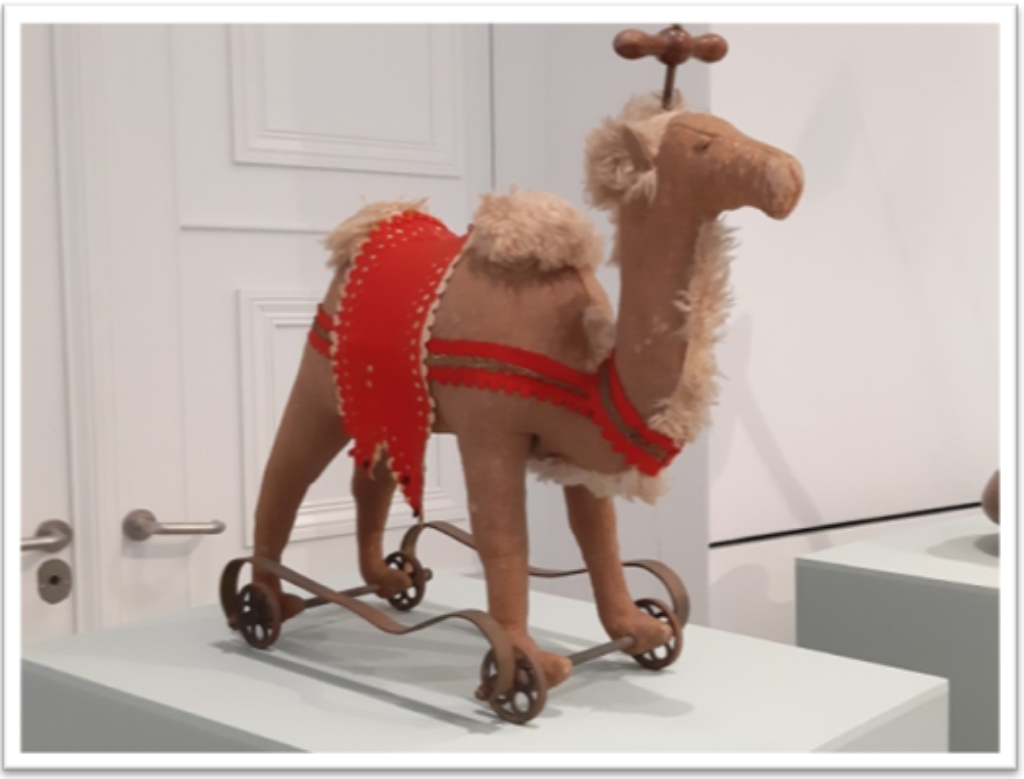 Das Kamel steht auf einem Sockel in der Ausstellung.