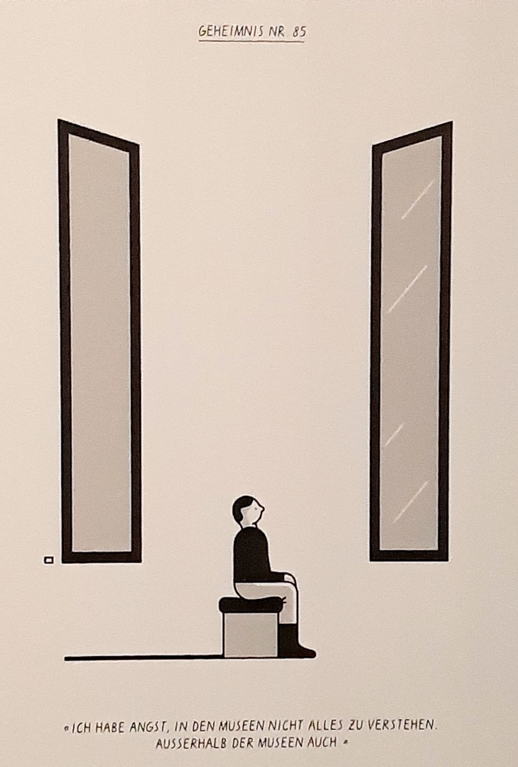 Auf dem Bild sehen wir zwei grosse Fenster. Auf einer Bank, wie man sie aus Museen kennt, sitzt ein Mann. Er schaut aus dem Fenster, so als wäre die Welt draussen ein Kunstwerk.