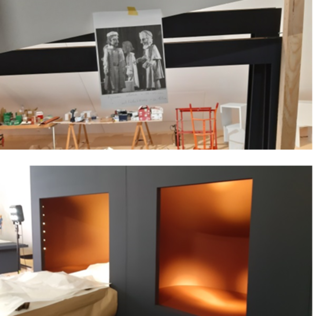 Zwei Bilder sind zu sehen: Oben sieht man verschiedene Rahmen und im Hintergrund eine Werkbank. An einem Rahmen hängt ein Kopie eines Bildes mit drei Marionetten. Das untere Foto zeigt eine schwarze Wand mit zwei riesigen quadratischen Löchern, die orangefarben beleuchtet sind.