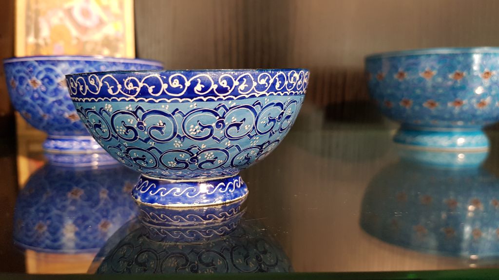 Das Foto zeigt drei kleine Schalen. Sie sind alle in verschiedenen Blautönen gehalten und reich verziert mit Pflanzenmotiven.