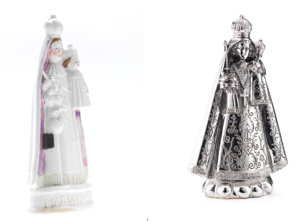 Zwei Mariastatuen: links eine ganz in Weiss mit Jesus auf dem Arm, rechts eine aus Silber mit einem verzierten Kleid und Umhang