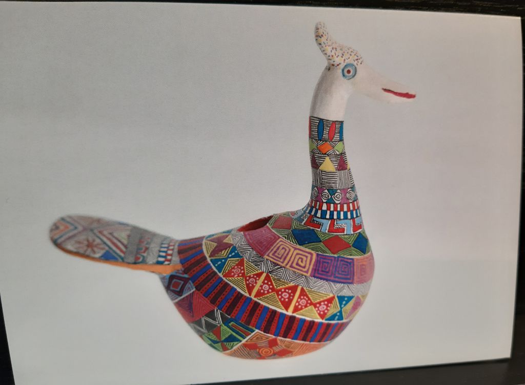 Die Kart zeigte eine Ente ohne Flügel, deren Körper mit farbenfrohen Mustern bemalt ist.