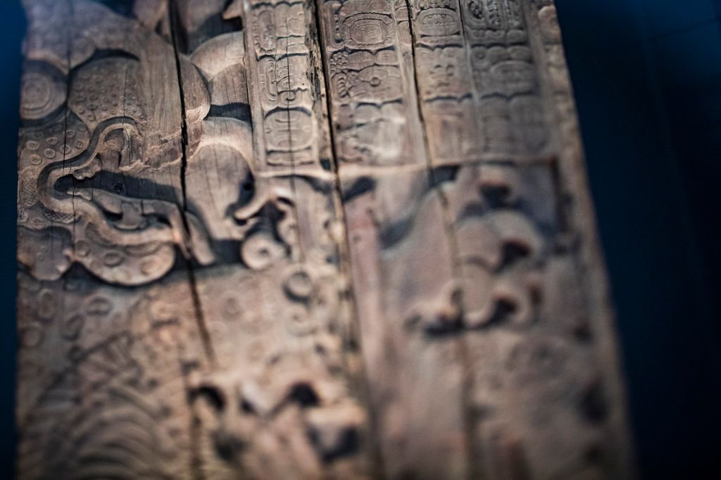 Das Bild zeigt einen Ausschnitt aus einer Tikaltafel. Eine Tafel aus Holz mit Relief.