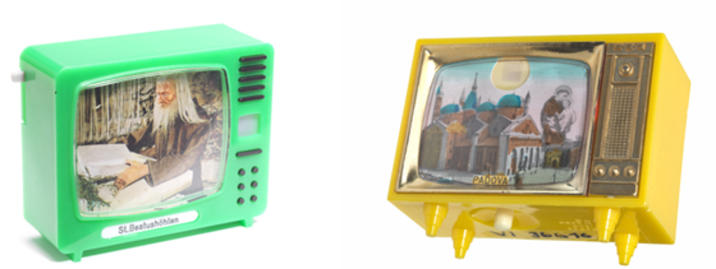Das Foto zeigt zwei Plastiskope, das sind Mini-Klick-Fernseher. Der Linke ist aussen grün und zeigt auf dem Bildschirm das Bild von Beat. Der recht ist gelb und zeigt ein Bild von Padua.