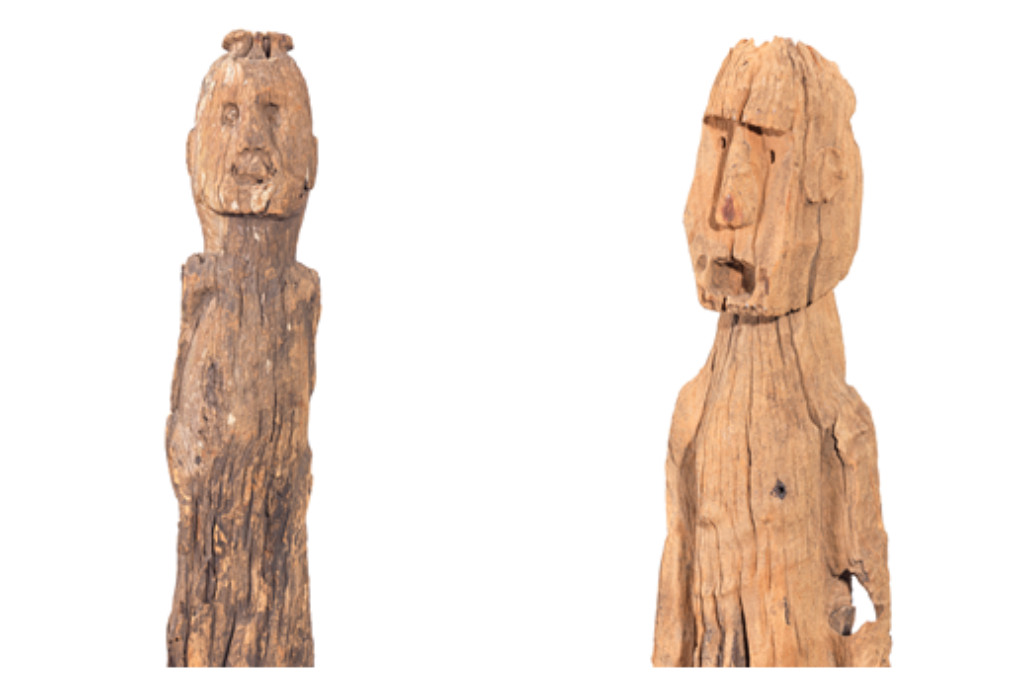 Zu sehen sind zwei geschnitzte Holzfiguren