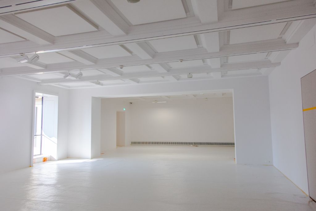 Das Foto zeigt den leeren Saal auf Ebene 3 mit der neuen Decke