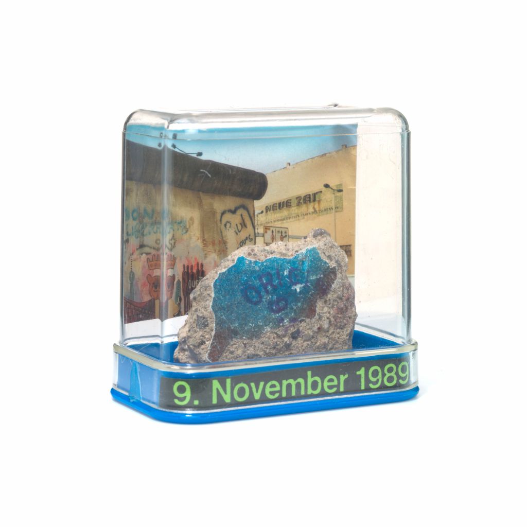 Das Bild zeigte einen Stein der Berliner Mauer, blau bemalt in einem Plastikgefäss