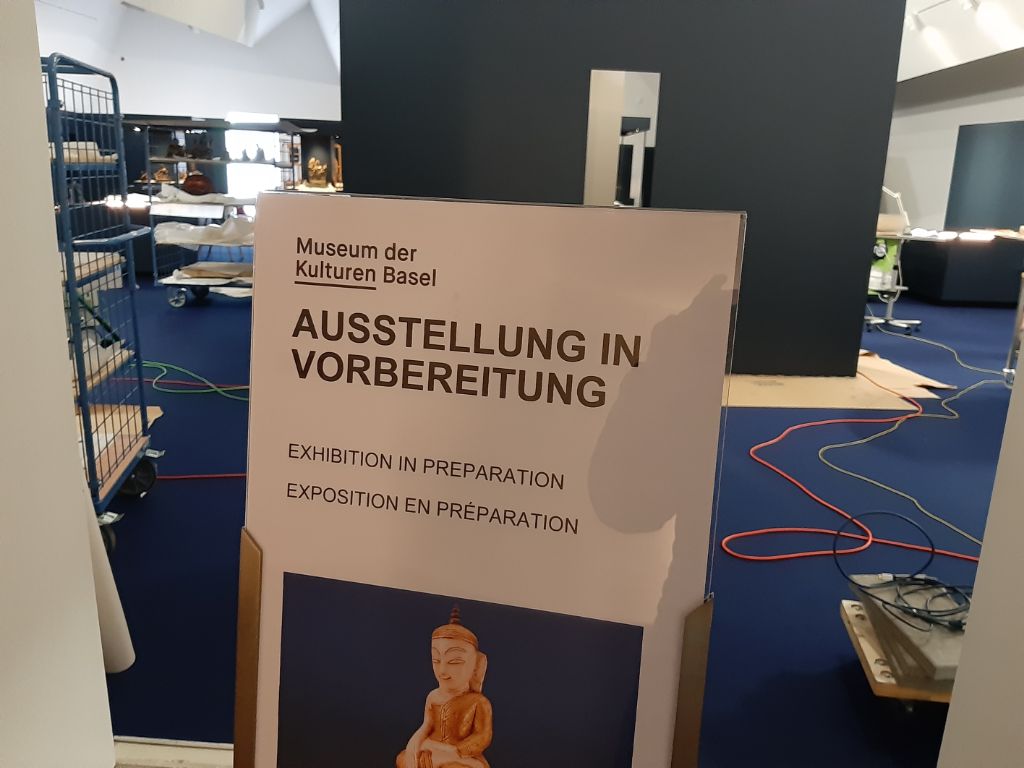 Ein Schild vor dem Eingang zur Ausstellung besagt, dass hier eine Ausstellung in Vorbereitung ist