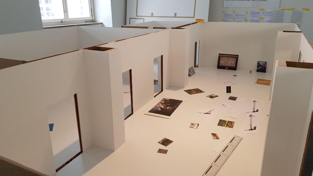 Ein Karton-Modell der Ausstellungsräume zeigt einige Werke und deren Anordnung
