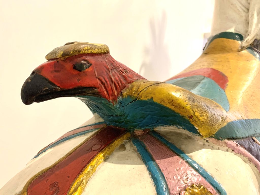 Ende des Sattels ist in Form eines Adlers mit schwarzem Schnabel, rotem Kopf, gelber Haube und blau-gelben Flügeln