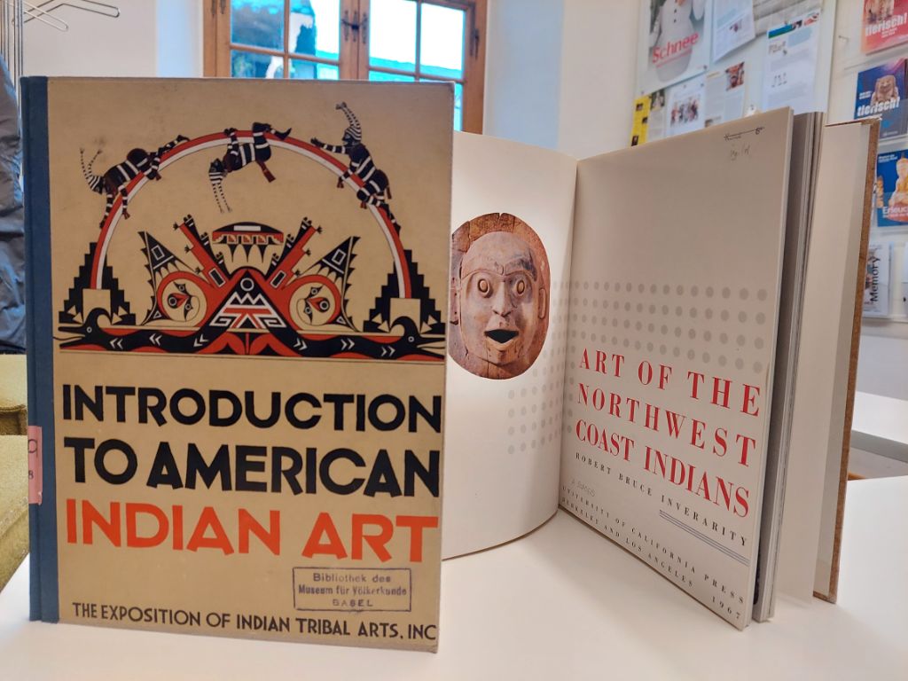 Zwei Bücher stehen auf einem weissen Tisch, das eine trägt den Titel "Introduction to American Indian Art"