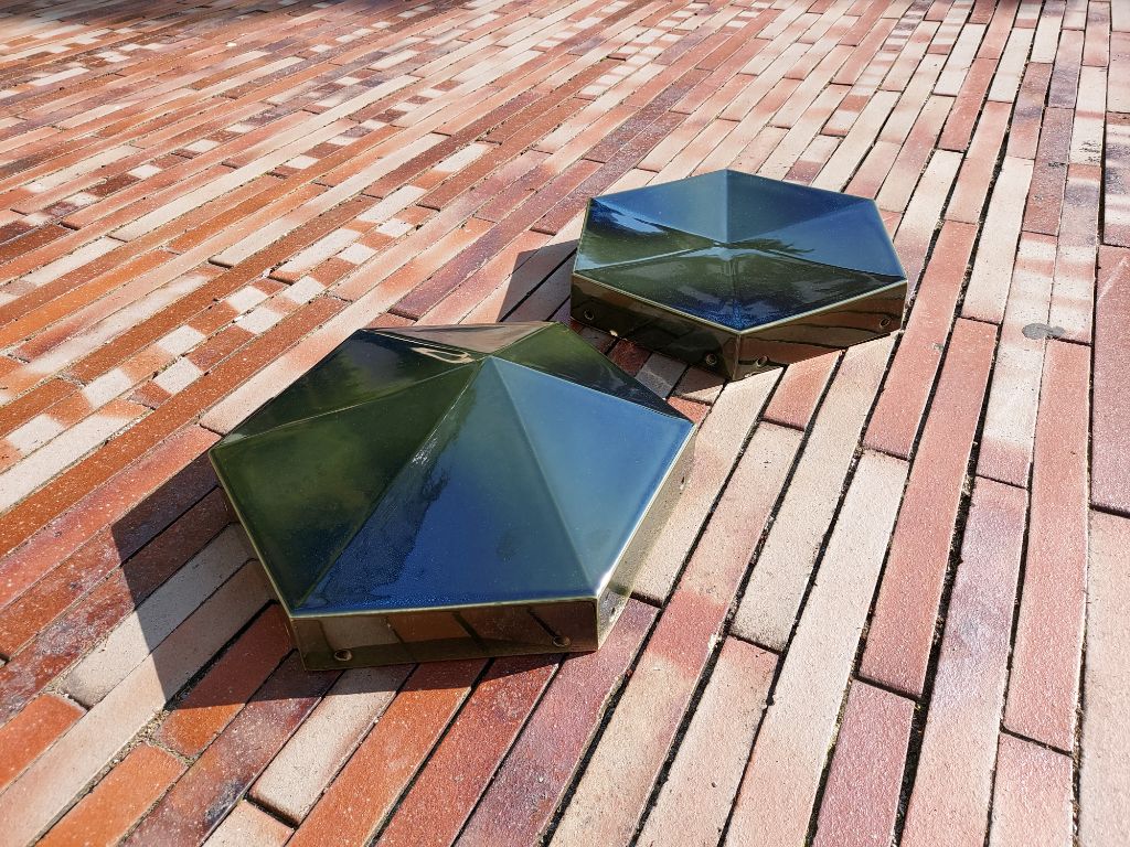 wei dunkle, hexagonale Ziegel liegen auf dem Boden des Museumshofes