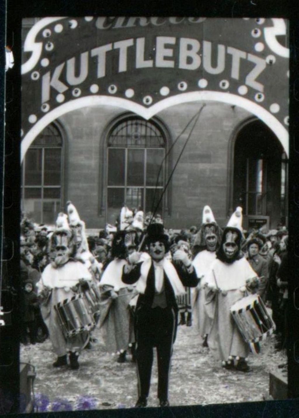Clique Kuttlebutz mit Trommlern und mit Jean Tinguely, der als Vorträber posiert