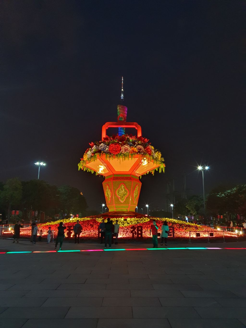Monument in der Stadt Gaungzhou, das in allen Farben erleuchtet