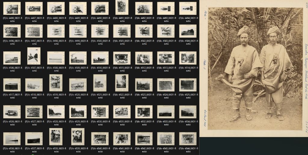 Auf schwarzem Hintergrund kleben 54 kleine Schwarz-Weiss-Fotos, die weiss beschriftet sind. Rechts davon klebt ein grosses Schwarz-Weiss-Foto, auf dem zwei Männer in heller Kleidung und hellen Kopfbedeckungen auf einem sandigen Weg vor Büschen und Gras stehen.