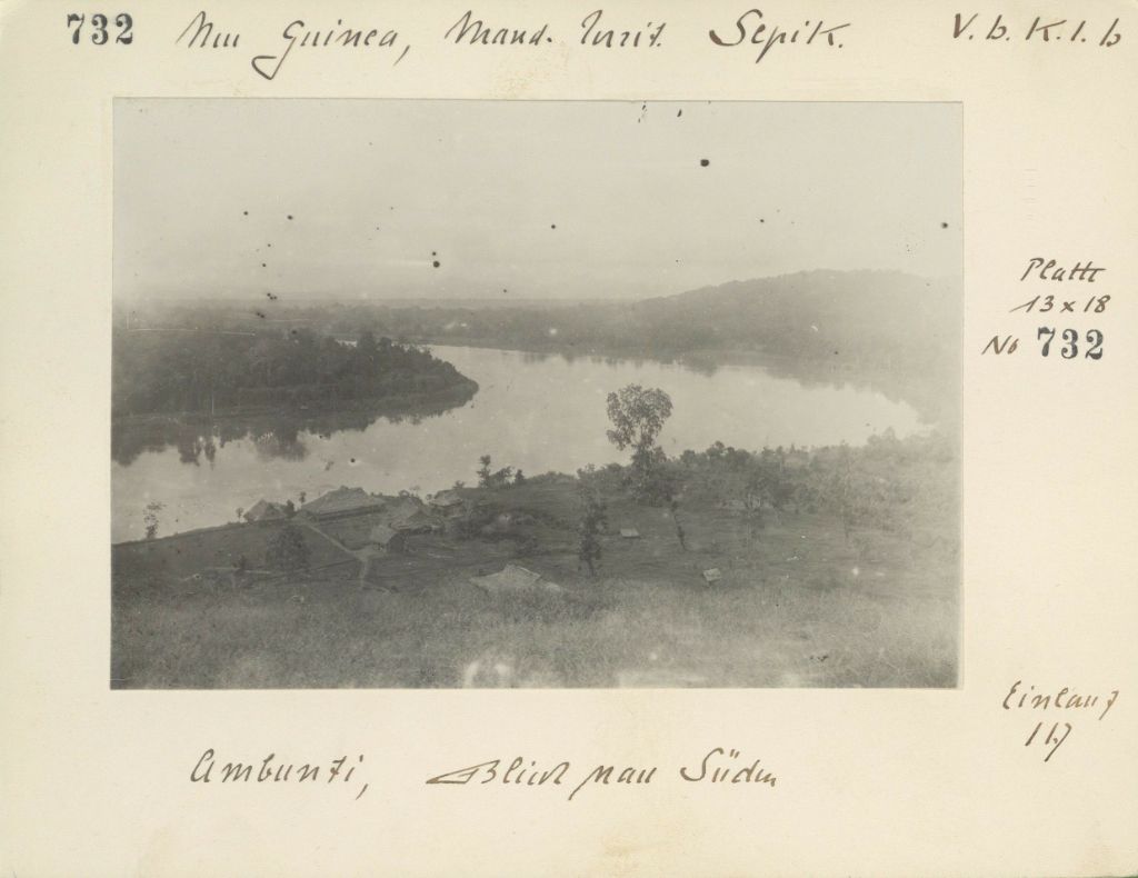Schwarzweissbild auf einer Karteikarte. Auf dem Bild ist eine Flusslandschaft zu sehen. Um das Bild herum sind Notizen in schwarzer Schrift notiert.