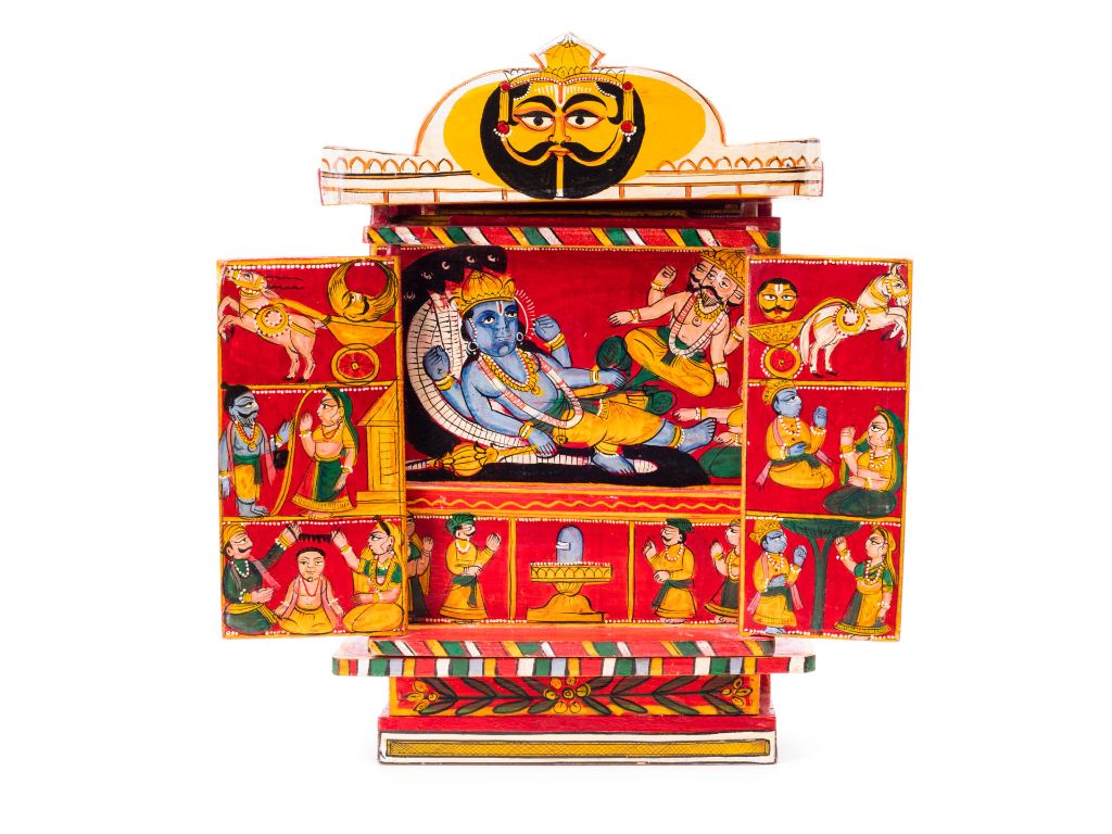 Bunt bemalter Klappaltar aus Rajasthan, Indien. In Bildern wird die Geschichte des Hindu-Gottes Vishnu erzählt.