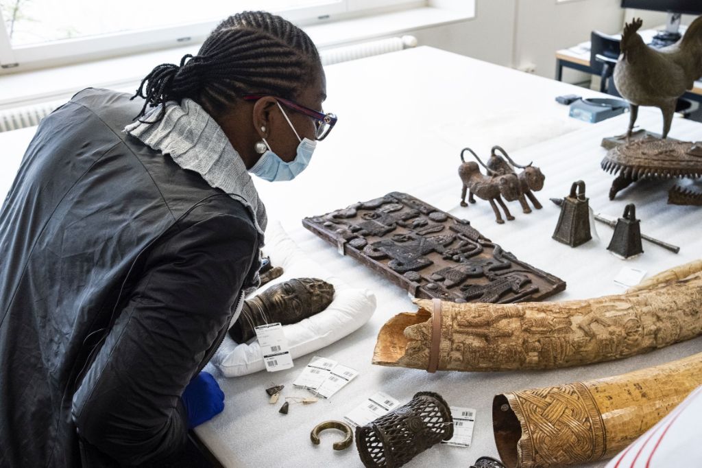 Dr Enibokun Uzebu-Imarhiagbe examine les objets de la collection du Bénin en dépôt du Museum der Kulturen Basel © MKB, Omar Lemke