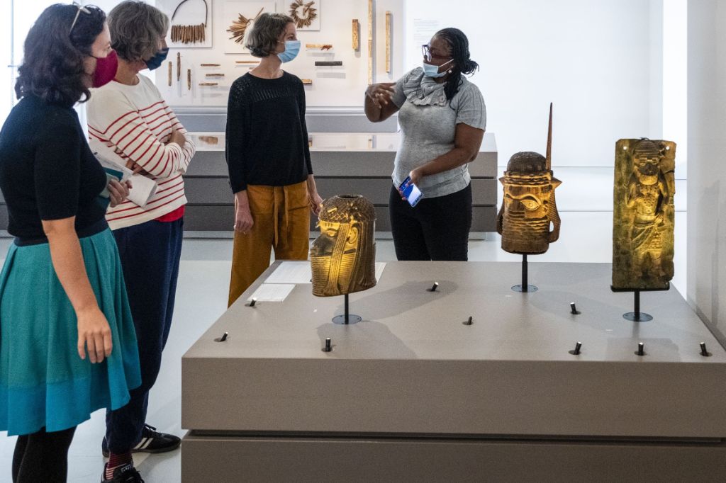 Dr. Enibokun Uzebu-Imarhiagbe in der Ausstellung «Memory» im Museum der Kulturen Basel in Begleitung von Dr. Alice Herzog (BIS) und Kuratorinnen Dr. Michaela Oberhofer (MRZ) und Ursula Regehr (MKB) (v.l.) © MKB, Omar Lemke