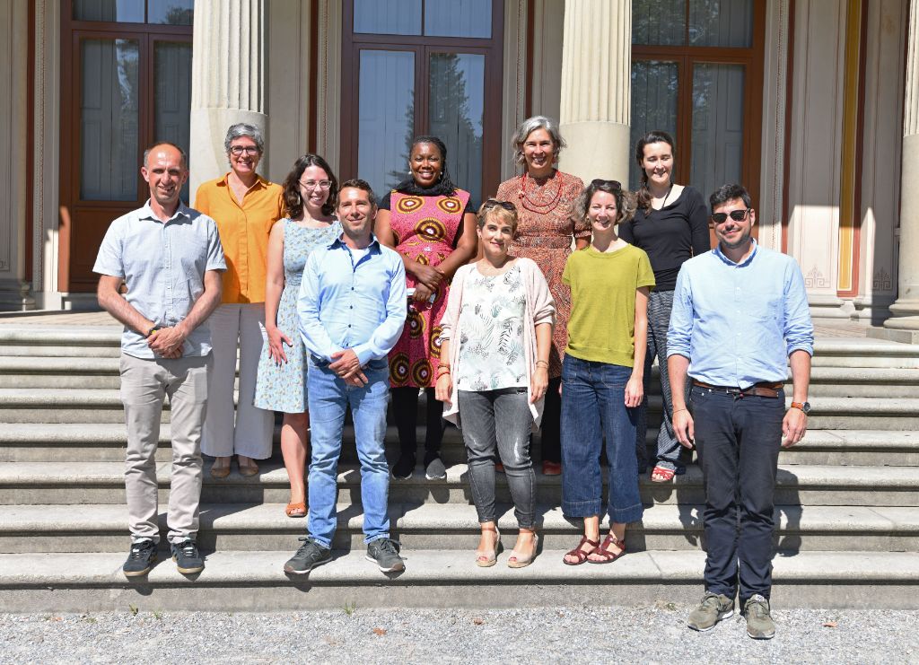 Workshop am Museum Rietberg mit Vertreterinnen und Vertretern der an der Benin Initiative Schweiz beteiligten Museen (v.l.): Julien Glauser (Musée d'ethnographie de la Ville de Neuchâtel), Esther Tisa (Museum Rietberg), Alice Hertzog (BIS), Alexis Malefakis (Völkerkundemuseum der Universität Zürich), Enibokun Uzebu-Imarhiagbe (University of Benin), Floriane Morin (Musée d'ethnographie de Genève), Michaela Oberhofer (Museum Rietberg), Ursula Regehr (Museum der Kulturen Basel), Sarah Oechslin (Museum Rietberg) und Samuel Bachmann (Bernisches Historisches Museum) © Jonathan Watts