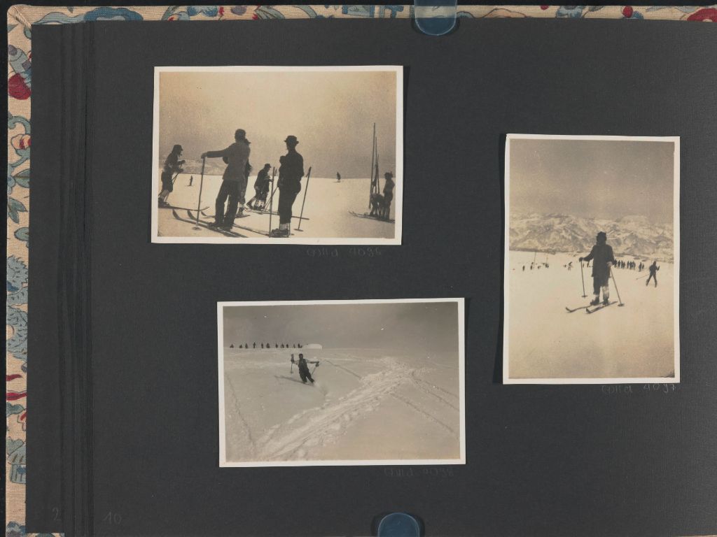 Seite aus einem Fotoalbum mit 3 schwarz weiss Fotografien von Skifahrern.