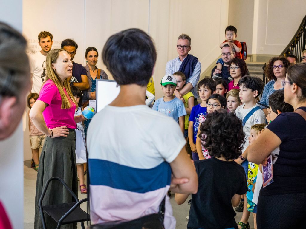 Führung im Treppenhaus des Museums, mit Kindern und Erwachsenen