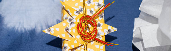 Geschenke verpacken im japanischen Stil